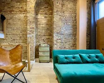 Exposed Brick Flat Finsbury Park - London - Living room