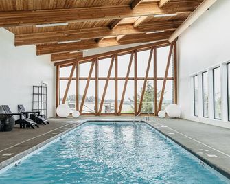 Kamp Haus - Our Kamp Haus cabins are well appointed and cozy within an efficient layout designed for up to 2 guests to stay in comfort. - Coos Bay - Pool