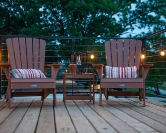 New Luxury Shipping Container - Bellmead - Balcony