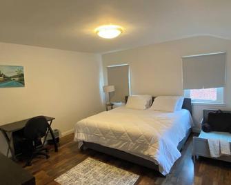 Bright & Spacious – Large Rooms, Workspace, Laundry:20mins Downtown Baltimore - Baltimore - Bedroom