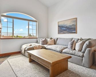 Adventure Hub~Nordic Ski, Snowmobile & Snow Shoeing Villa 3073-2 - Midway - Sala de estar