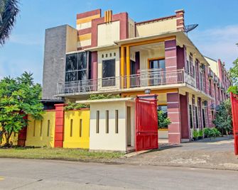 Collection O 91666 Meyli Guesthouse - Cilacap - Building