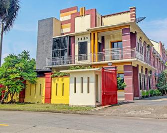 Collection O 91666 Meyli Guesthouse - Cilacap - Edificio