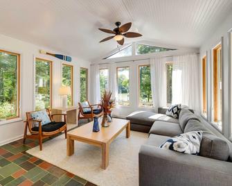 Waterfront Urbanna Home with Private Dock and Pool - Urbanna - Living room