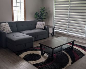 Comfortable 2 bedroom main floor suite just at the heart of the city. - Yorkton - Sala de estar