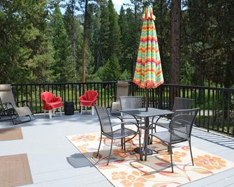 Relaxing, spacious cabin w/ hot tub and Starlink's high-speed internet service - Darby - Balcony