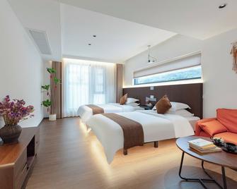 Everchanging Seasons Homestay - Zhangjiajie - Bedroom