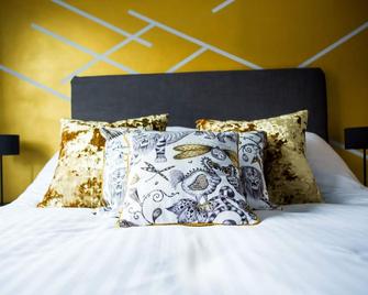 The Golden Lion Inn - Bridgnorth - Bedroom