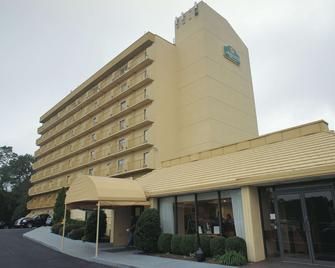 La Quinta Inn & Suites by Wyndham Stamford / New York City - Stamford - Building
