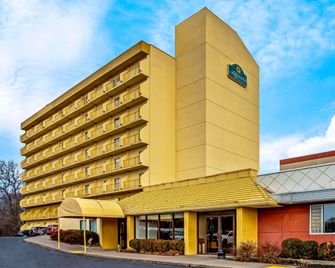La Quinta Inn & Suites by Wyndham Stamford / New York City - Stamford - Gebäude