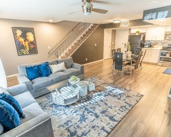 Spacious 2-Bedroom Townhouse with Pool & Private Patio in Central Las Vegas - Las Vegas - Living room