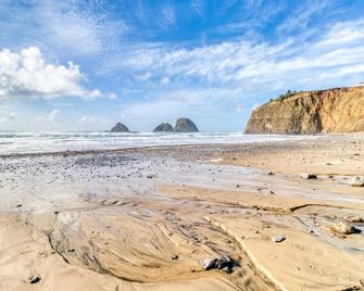 Stunning home with ocean view - spacious deck with nice view - Tillamook - Beach
