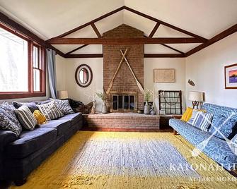 The Katonah House at Lake Mokoma - Pet Friendly with Lake, Beach, & Boat Access. - Laporte - Sala de estar