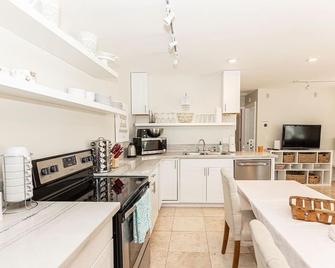 Tranquil Private North San Diego Cottage/Guest 1 House - Poway - Kitchen