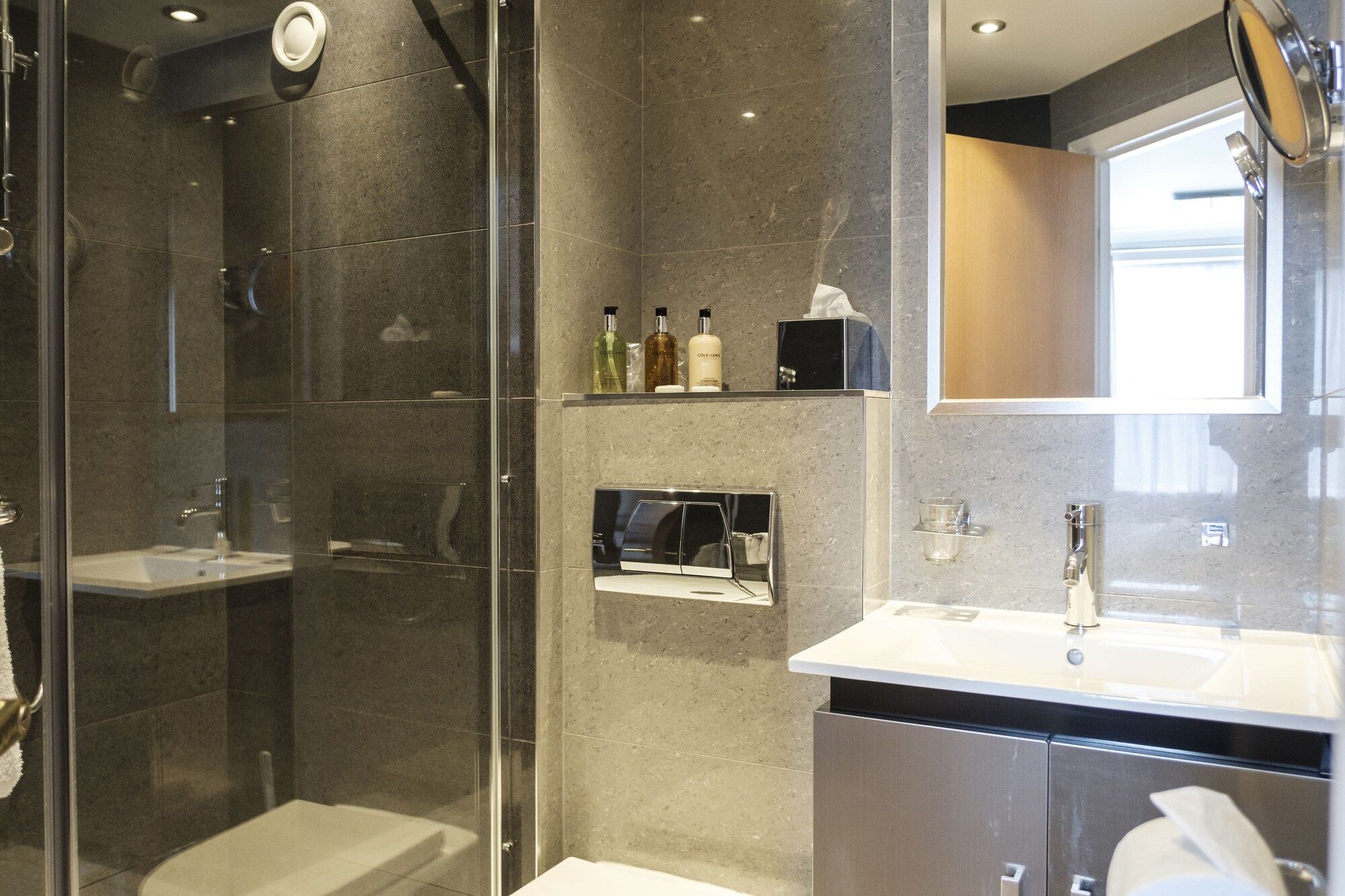 The Fox & Goose Hotel - London - Bathroom