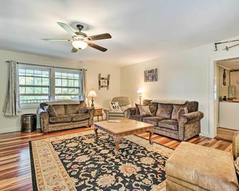 Londonderry Retreat about 3 Mi to Lowell Lake! - Londonderry - Living room
