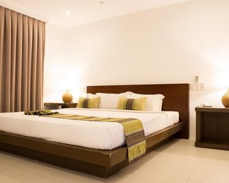 Ciriaco Hotel and Resort - Calbayog City - Bedroom