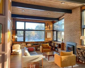 The Atomic Lodge - Luxury Mid-Century Sanctuary - Ely - Lounge