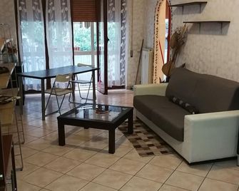 Cri apartment in Ostia, near the pine forest and a stone's throw from the sea. - Lido di Ostia - Salon