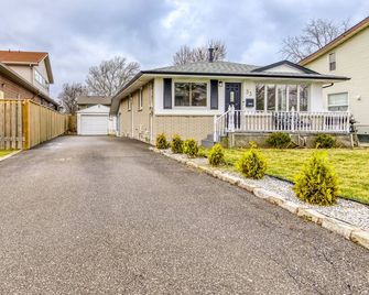 Gorgeous escape to the wineries! By the Lake! - Grimsby - Building