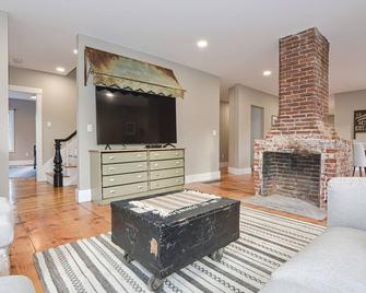 Charming Renovated Farmhouse - Townsend
