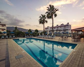 Sandy's Studios Apartments & Log Villas - קוס - בריכה