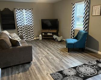 The Little Blue on 123 E Pine Street - Van Buren - Living room