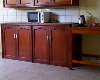 Green Bamboo Hotel - Freetown - Cocina