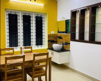 Full Moon Service Apartment - Ernakulam - Dining room