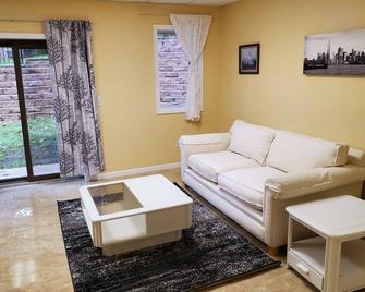 Gorgeous 1br in nature setting, 5 min to NYC train - Gillette - Living room