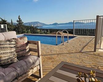 Villa-Ocean view from every room, spacious and very clean. - Maggano - Piscina