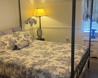 Lovely 2 Bedroom Unit with Free Parking - Paintsville - Schlafzimmer