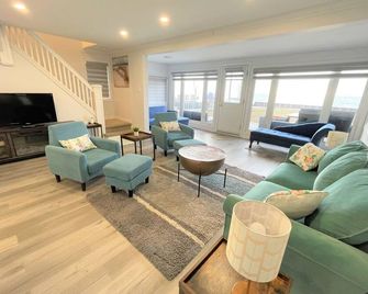 80 Feet of Private Lakefront Cottage in beautiful Town of Amherstburg, Ontario - Amherstburg - Living room