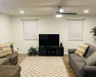Hobby Airport and very affordable your Home Away from Home - Pasadena - Living room