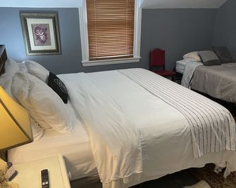 Charming 3 Bedroom/2 Bathroom Carriage House, Kids & Pet Friendly - Bryn Mawr - Bedroom