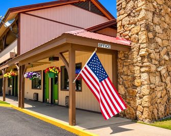 Branding Iron Motel - Chama - Building