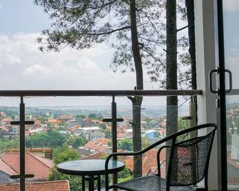 Are You And I Bed & Breakfast - Bandung - Balkon