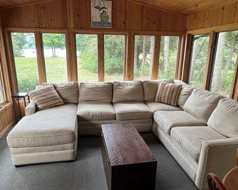 Little Glen Lakefront Vacation Home, Sandy Beach - Empire - Living room