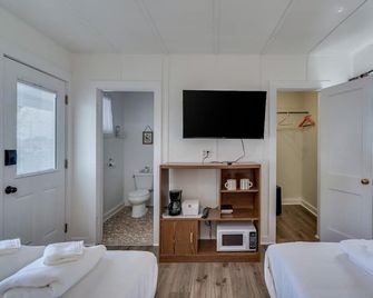 K's Motel with Stunning St. Lawrence River Views - Room 3 - Clayton