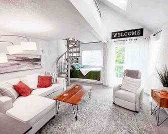 Top (third) floor loft condo. Full resort access. - Claysburg - Living room
