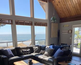 Edelweiss Beach Chalet- Beach Front Property, close access to beach. - Oceanside - Sala de estar