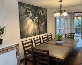 Outdoor Sanctuary - 3 min walk to Silver Mtn - Kellogg - Dining room
