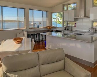 Walshys Shack - Coffin Bay - Kitchen