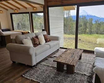 HOM I Cabaña La Ensenada vista parcial al Volcán - La Ensenada - Sala de estar