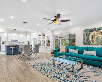 Downtown Las Olas Paradise + Hot Tub - Fort Lauderdale - Living room