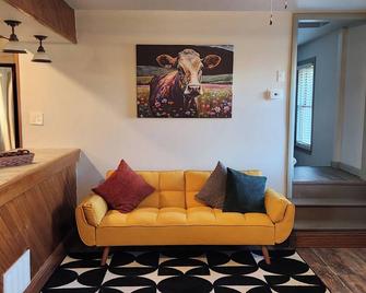 The Yellow House at Maple Kroft Farm, Altoona- State College, Tyrone\n - Altoona - Living room