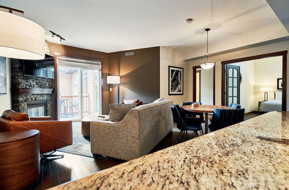 Premium Mountain View! Luxurious 2 Bed Condo at Stoneridge Mountain Resort - كانمور - غرفة معيشة