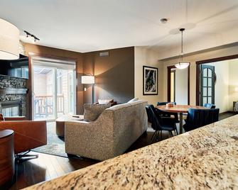 Premium Mountain View! Luxurious 2 Bed Condo at Stoneridge Mountain Resort - Canmore - Oturma odası