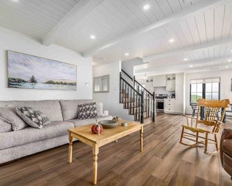Ocean Front Saltbox 'SeaForever' w/Hot Tub - Bay Roberts - Sala de estar