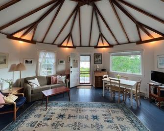 Historic Octagon-Shaped Cottage Overlooking Port Clyde Harbor - Port Clyde - Living room
